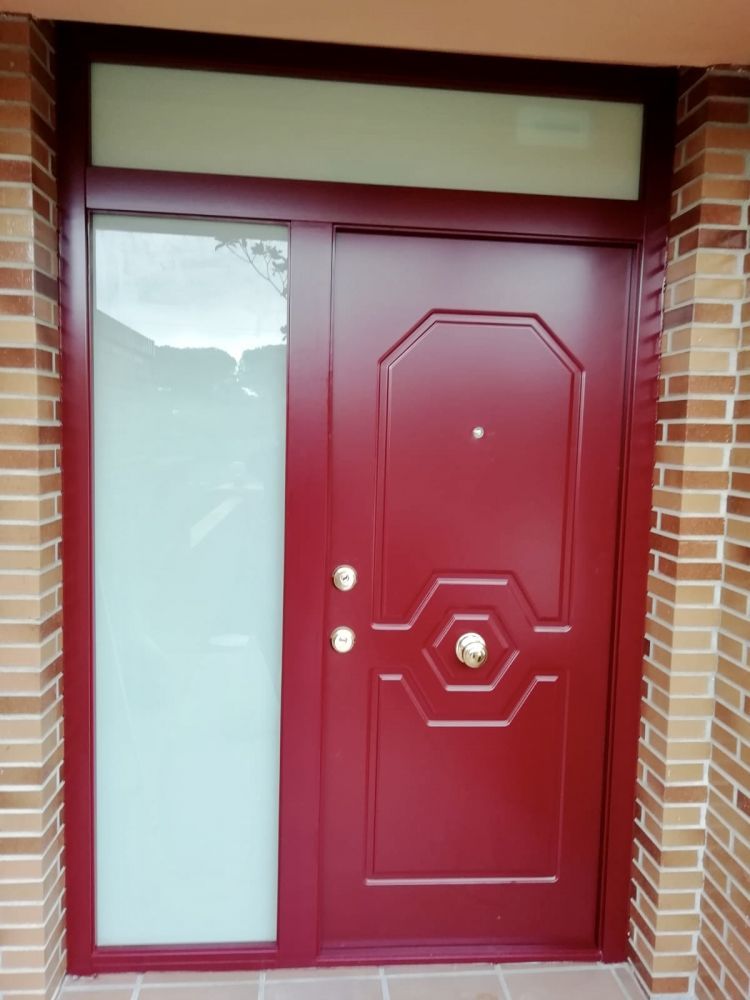 PA44 PUERTA ACORAZADA ALUMINIO LACADO ROJO INGLES CON FIJO LATERAL Y MONTANTE DE SEGURIDAD