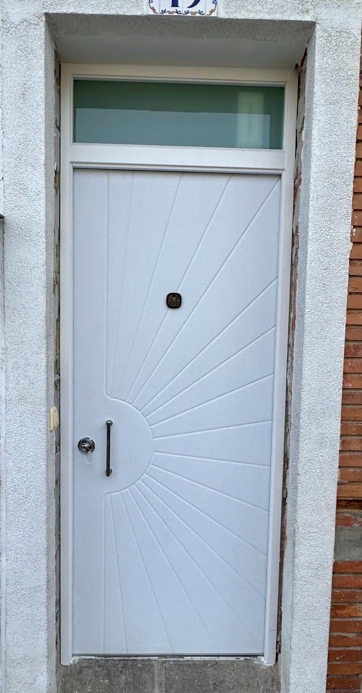 PA61 PUERTA ACORAZADA LACADA BLANCA CON MONTANTE SUPERIOR CON CRISTAL DE SEGURIDAD