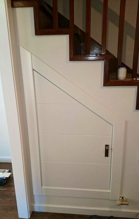 Armario blanco de una puerta en hueco de escalera